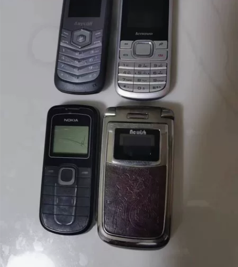 收来的老古董手机共计4部一起出50元！诺基...