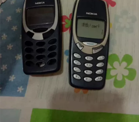 诺基亚3310。壳子是原装的。手感不错。看...