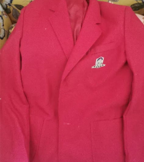 枫叶国际学校校服，还有一个裤子是130的。...