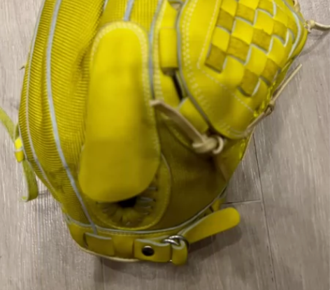 超轻款软式投手手套，皮革一流，已经整形软化...