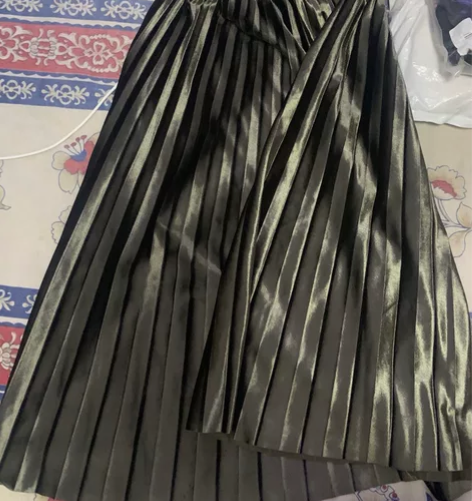 绿色 金丝绒 百褶裙 感兴趣的话点“我想要...