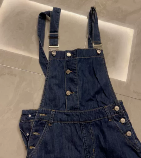 韩国购，软布料背带牛仔裤M号 感兴趣的话点...