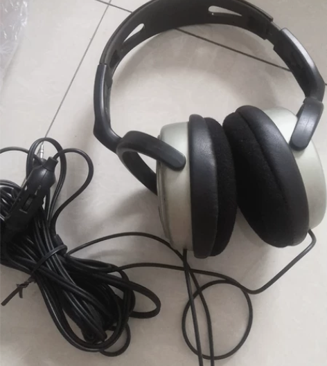飞利浦头戴式耳机,戴着非常舒适,音质效果立...