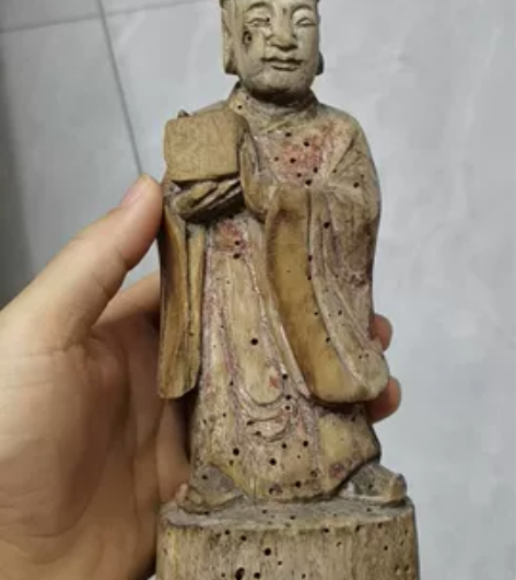 一件非常不错，清早期木雕人物像，可惜有虫眼...