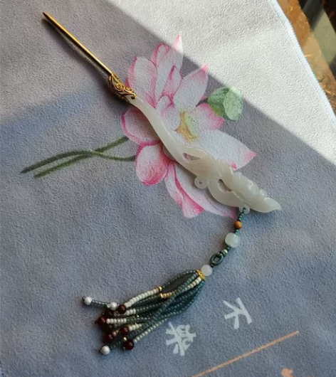 新疆和田玉白玉银镶嵌玉雕发簪 感兴趣的话点...