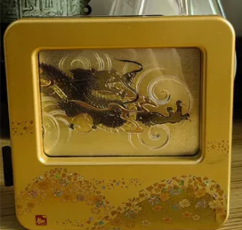 日本回流相框，一边放了“宝山”款雕金工艺画...