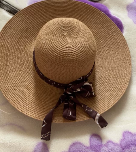 三亚旅游入手的草帽,就戴了两个小时,用不上...