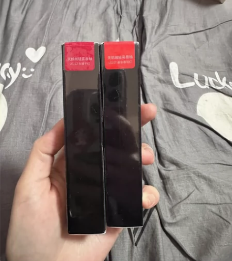 哑光口红 压箱底翻出来了 不知道什么品牌 ...