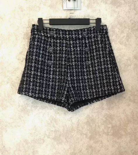 时尚女士短裤腰围68，裤长37。室内灯光下...