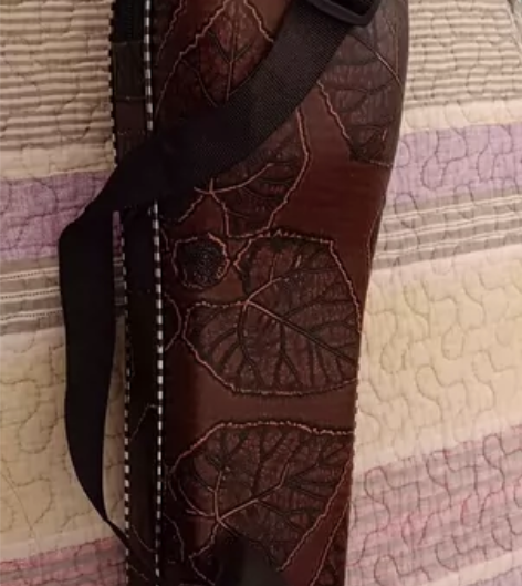 葫芦丝,买了没用过,当时学校有这门课,结果...