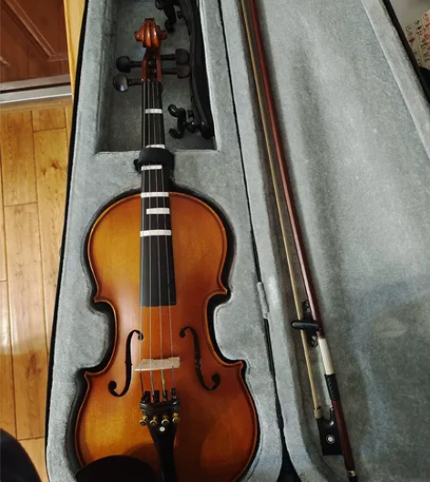 有两把使用过的3/4小提琴，因为要换4/4...