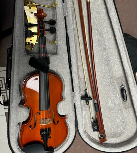 女儿现在用2/1的琴了，闲置下来一个小提琴...
