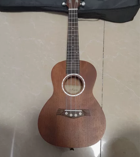 23寸 尤克里里，带包包 转售原因：不会玩