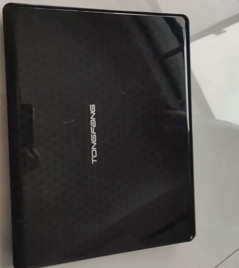 清华同方笔记本，碎屏了，实物图片，当配件卖...