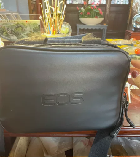 佳能单反相机，用过两三次，95成新 感兴趣...