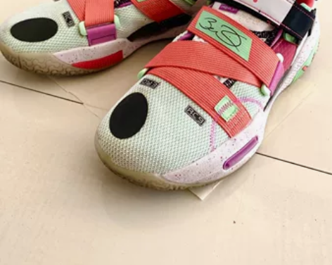 李宁全城9V2 九成新 糖果配色 没实战仅...