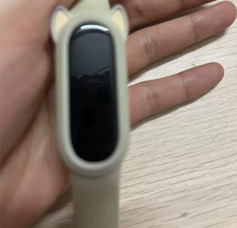 小米手环6，，女生自带，，就戴过三次，无磨...