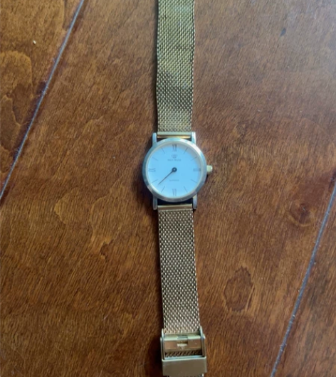 天王女手表旗舰店购入，有磨损，走时不准，当...