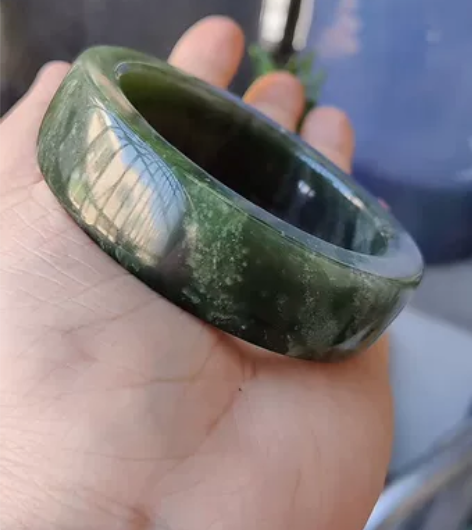 绝美青海深湖水绿鱼籽棉带翠青方条手镯，圈口...