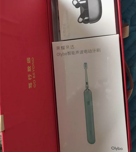 荣耀新年套装，全新未拆封，内含耳机和电动牙...