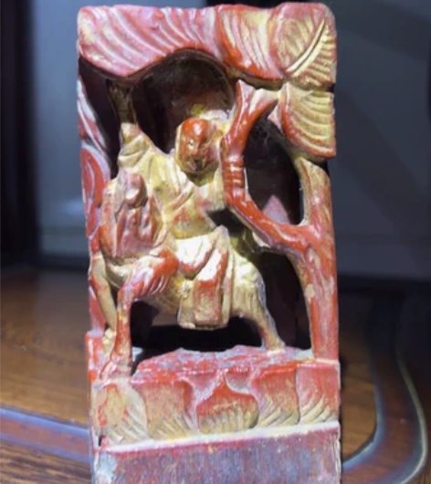 老木雕人物摆件一个，镂空鎏金工艺，品相如图...