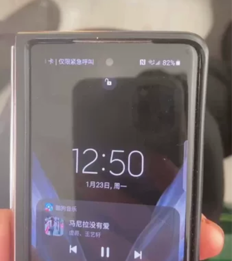 三星food二大屏不亮小屏幕有一点漏液。不...
