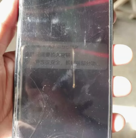 荣耀8x，掉地上以后变暗了，估计需要更换屏...