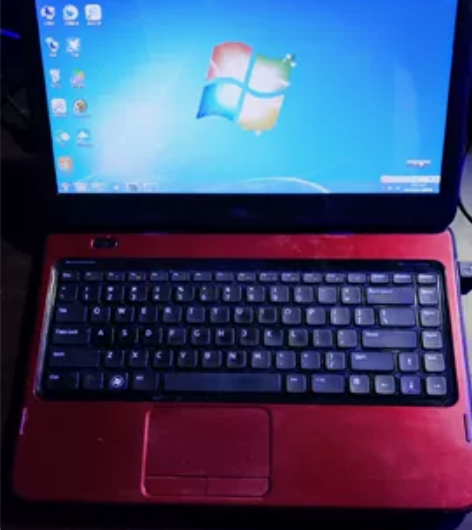 玫红色品牌Dell笔记本,购入价4500,...
