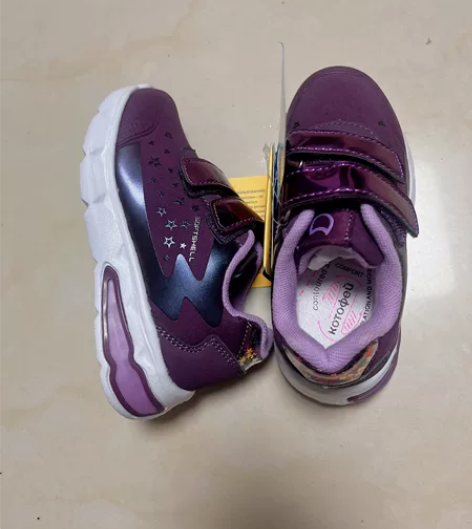 带灯运动鞋，25码，买错了，以为男宝 感兴...