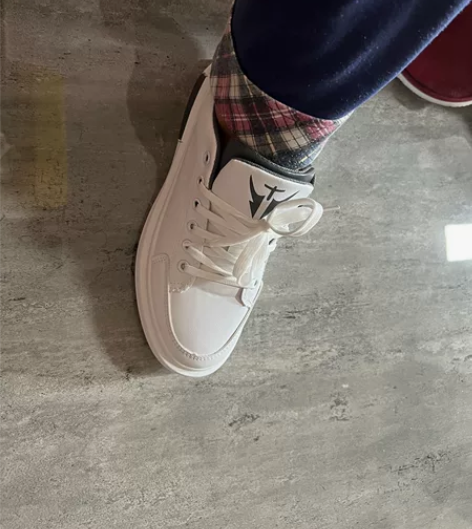 男士运动休闲鞋，白色，39码数，表面材质类...