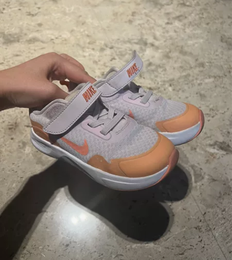 nike耐克儿童运动鞋 八成新 专柜购入轻...