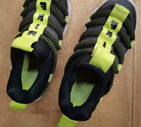 耐克毛毛虫鞋，商场实体店买的，内长21厘米...