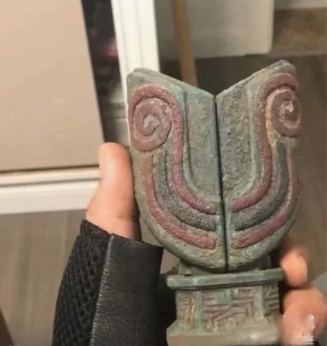 前天锄地挖出来的，已经拿去鉴定过了，专家说...