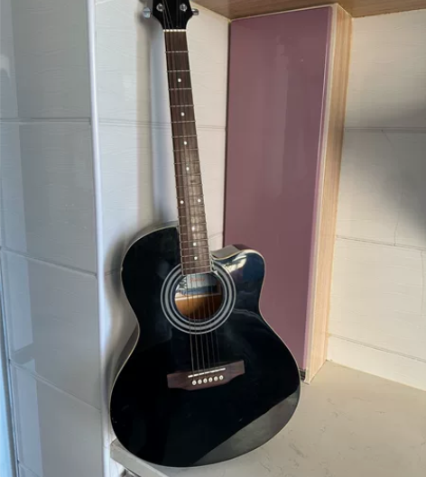吉他,几乎全新,大学期间买的 感兴趣的话点...