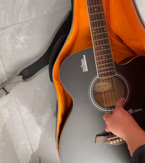 闲置吉他 新手练习 基本是新的 包也算在里...