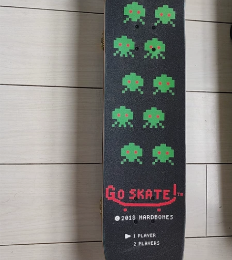 dbh滑板，买回未滑过一直在堆着。 搬家闲...