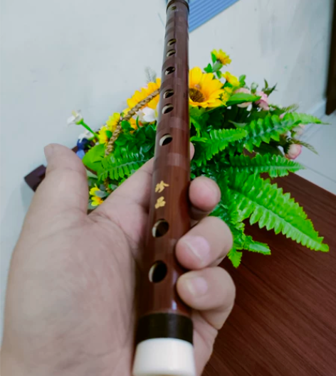 送送送，老珍品笛子F调，扎线很多掉了，本人...