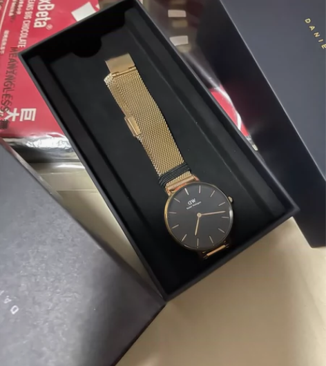 DW手表 黑金配色 女表 9新 应该戴过1...