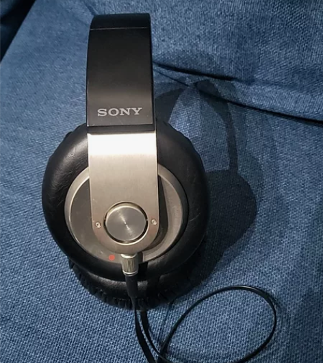 闲置Sony大轮胎头戴有线耳机 低音是可以...