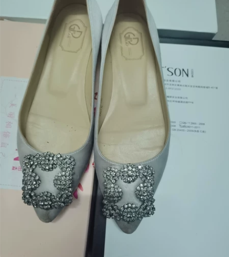 哥弟浅灰色尖头单鞋 平底鞋 银色 真丝绸缎...