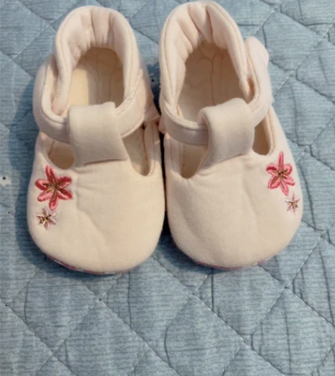 夹棉软底鞋，买回来没穿过，鞋子多放忘记啦看...