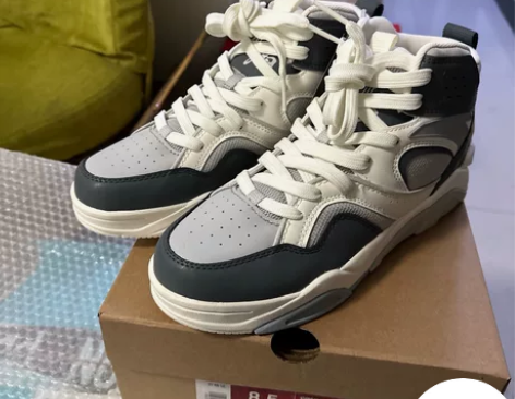 安踏 烈焰3 42尺码  如图鞋带有点污渍...