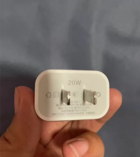 【便宜处理】闲置一套全新手机充电器适用于苹...