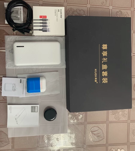 库迪尊享礼盒套装。里面有一个一万毫安充电宝...