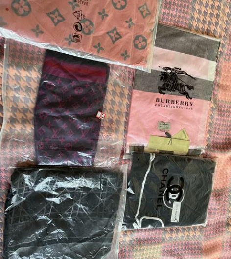 女士围巾，全部商场购买，全新，每条都是16...