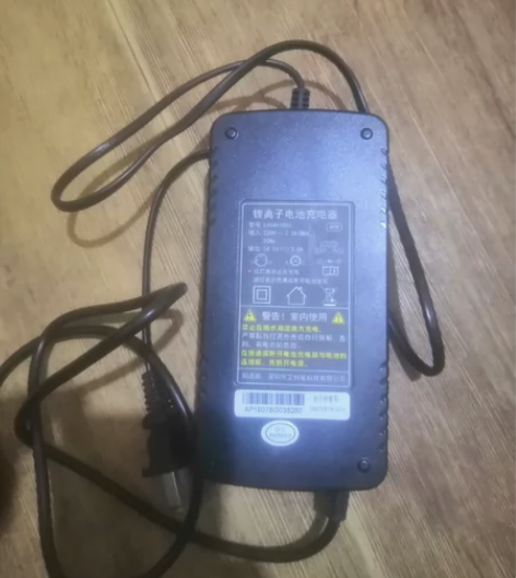 正步折叠电动车正宗原装充电器,48伏,9....