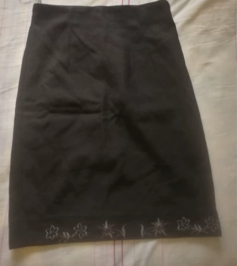 灰黑色羊毛A字裙 商場隨便買的,很適合通勤...