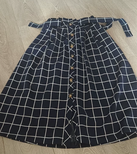 好多衣全新学院风中长裙，是有质感有厚度的裙...