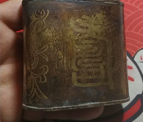 晚清民国鎏金工艺烟壶一个，工艺复杂，铜色包...