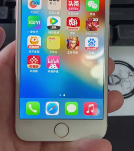 出售几乎全新 自用国行64g苹果8 使用流...